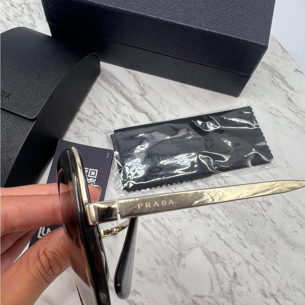 Prada sunglasses new!!